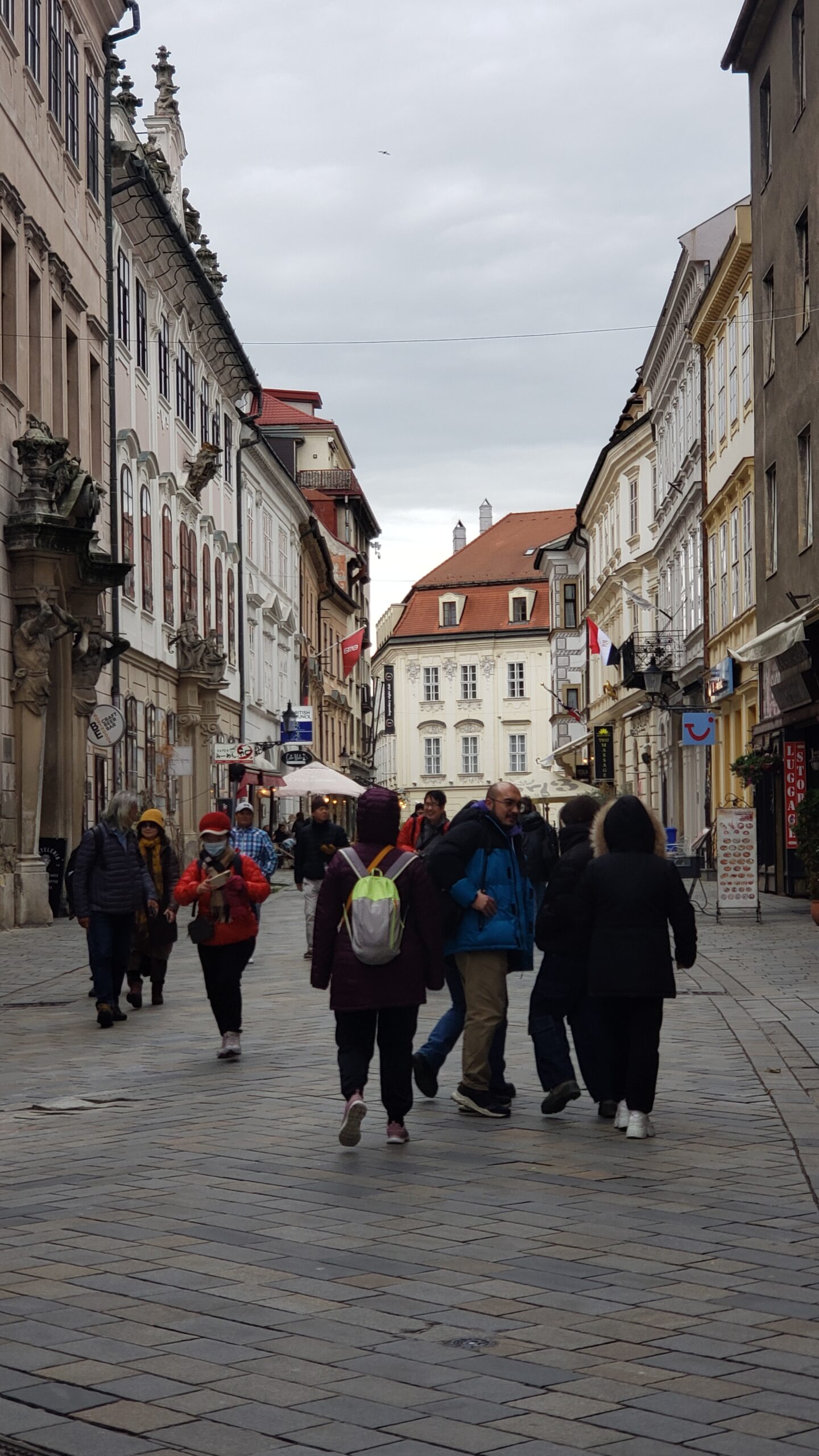 turistas nas ruas de Bratislava