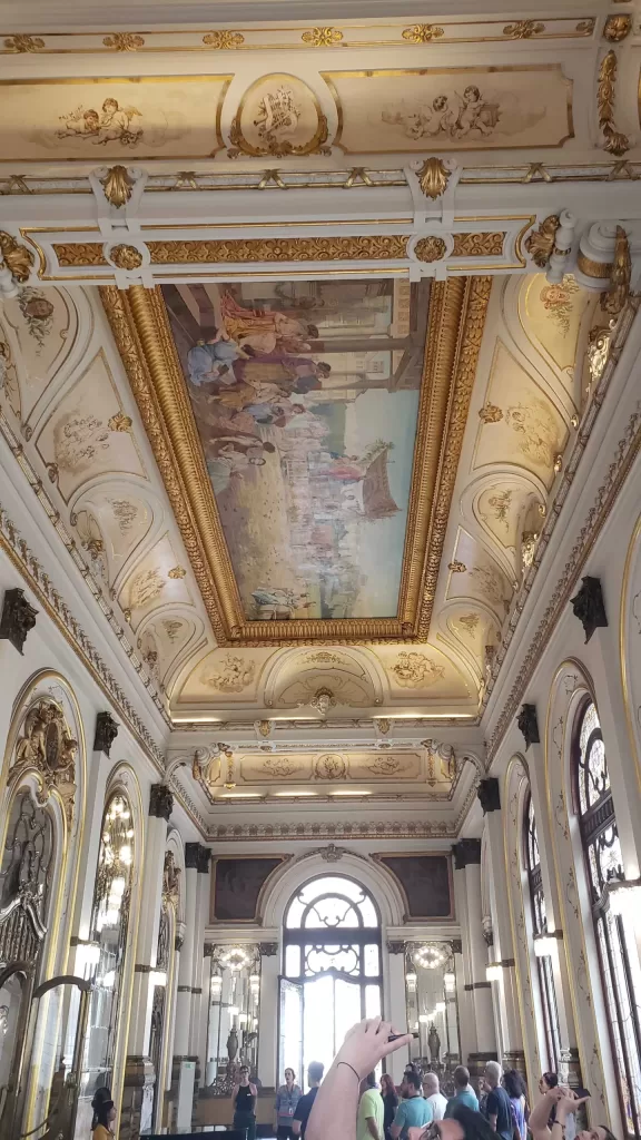 Foyer do Teatro Municipal (salão onde as pessoas aguardam o início da apresentação)